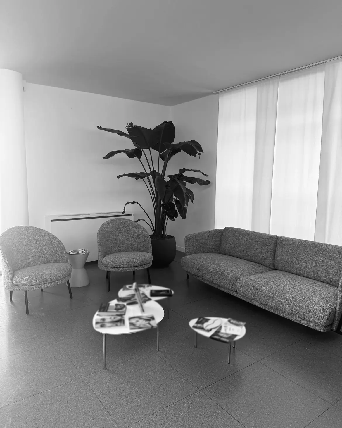 La sala d'attesa dello studio di Como, con la luce della finestra.